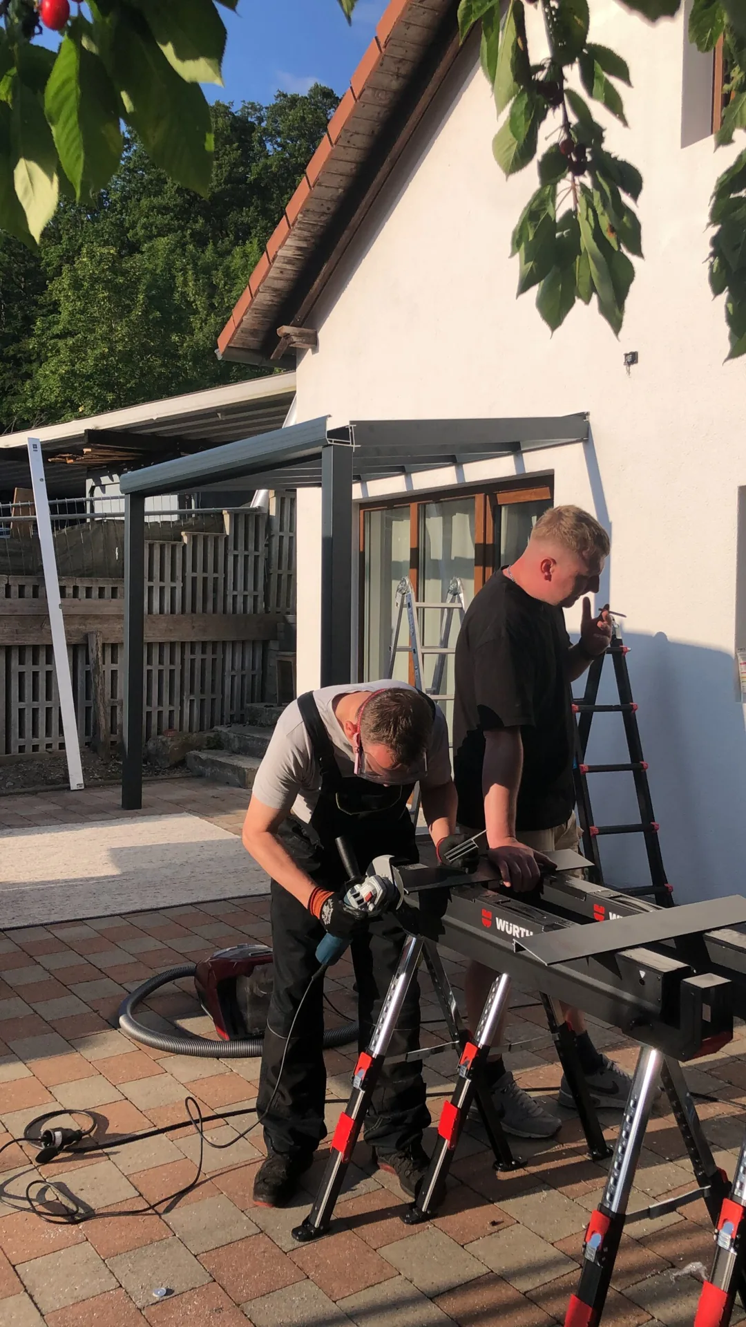 Einblicke in die Bearbeitung und Anpassung der Bauteile auf der Terrasse.