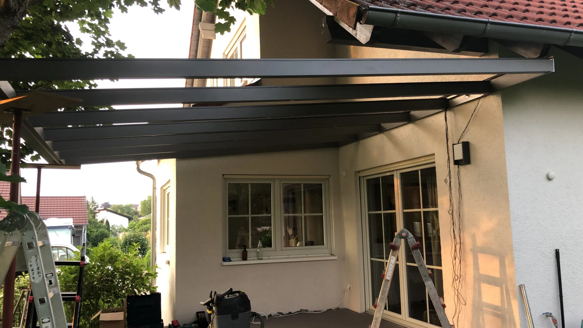 Aufbau der Tragkonstruktion vor der Hausfassade.