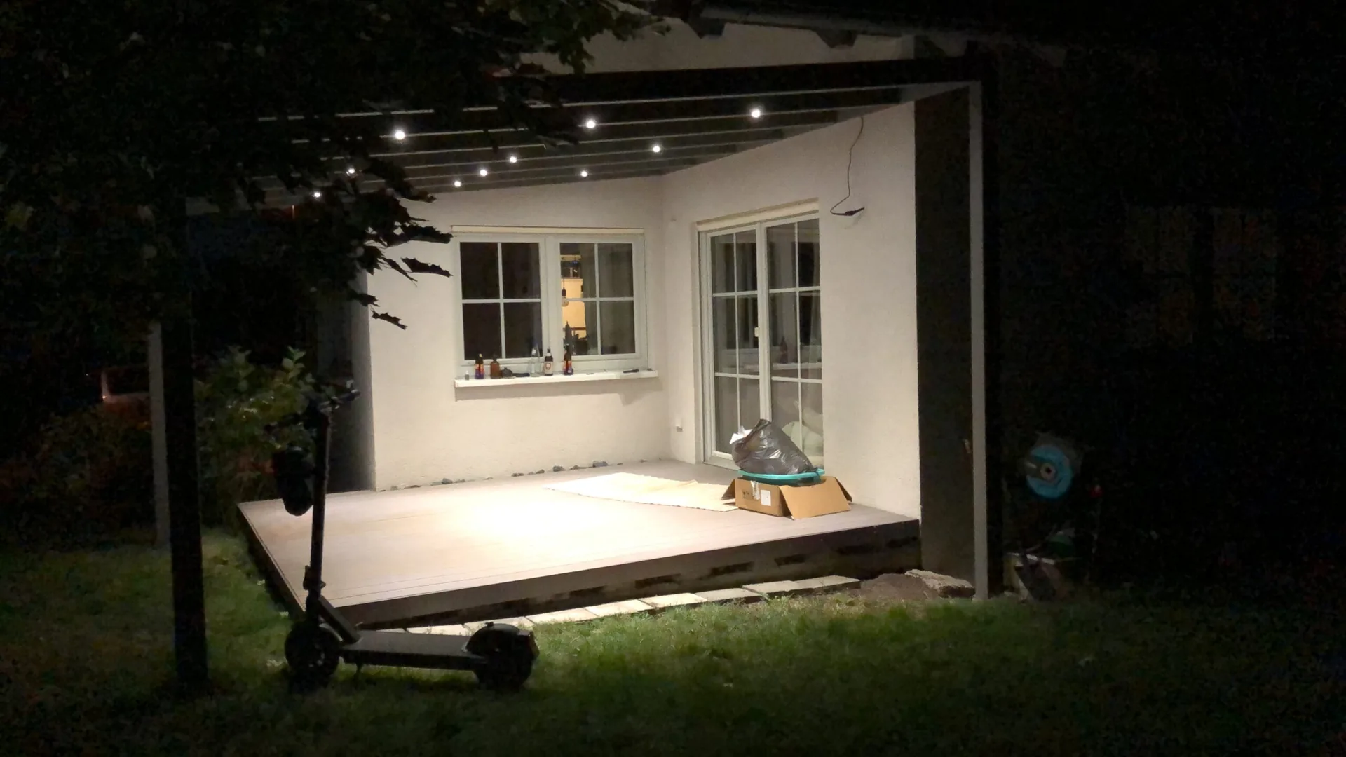 Die integrierte Beleuchtung macht den überdachten Platz auch am Abend nutzbar.